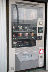お菓子の自販機　中古タイヤ市場 相模原店自販機コーナー