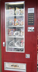 駄菓子、袋菓子の自販機　中古タイヤ市場 相模原店自販機コーナー